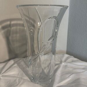 MOTHER’S DAY - LOVE KNOTS VASE BY VERA WANG WEDGEWOOD ENGLAND 1759